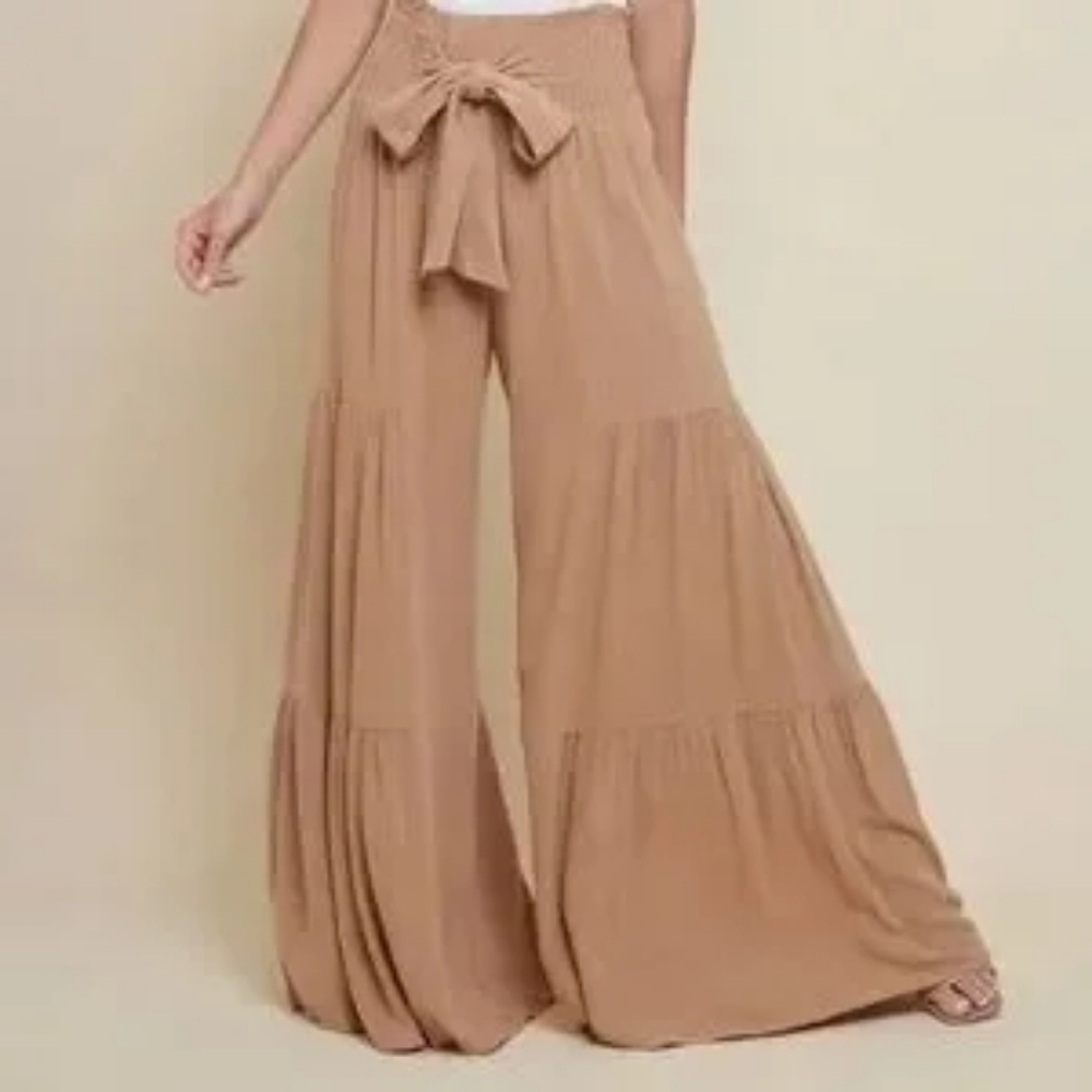 NWT SAINTS & HEARTS tiered Women's Tan Wide-Leg Pants. Smocked Waist. Sz L